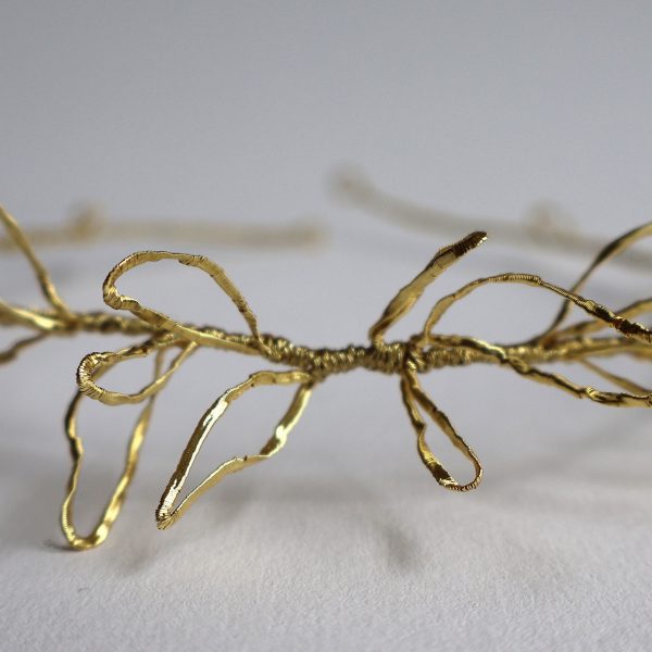 La couronne Sõl de la marque Marie Archambaud est brodée à la main de petites feuilles au fil de cuivre vernis à l'or fin.