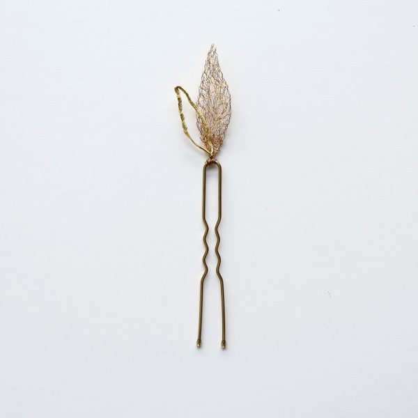 Pic à cheveux à intégrer dans des coiffures de mariage, réalisé à la main au fil de cuivre vernis à l'or. Il représente des feuilles légères et poétiques.
