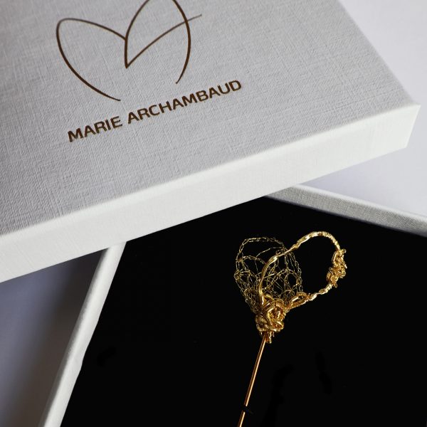 Boutonnière dans sa boite à bijou blanche avec le logo de la marque Marie Archambaud.